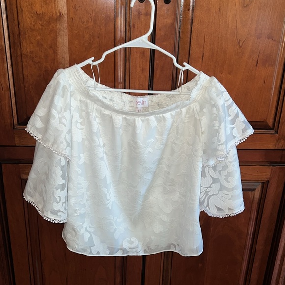 Off the Shoulder Medium detailed top - Picture 1 of 7